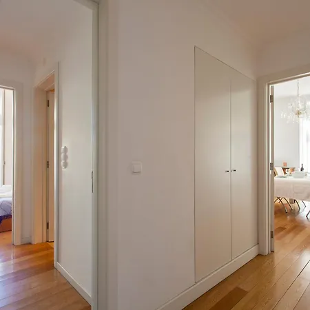 Joivy Stunning Design In Chiado Apartment
